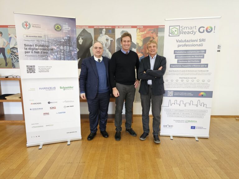 Thomas Messervey e Lorenzo Cifariello (R2M) e Antonello Magliozzi (Arcadis) per il lancio di Smart Ready GO piattaforma SRI all'evento GBC Italia