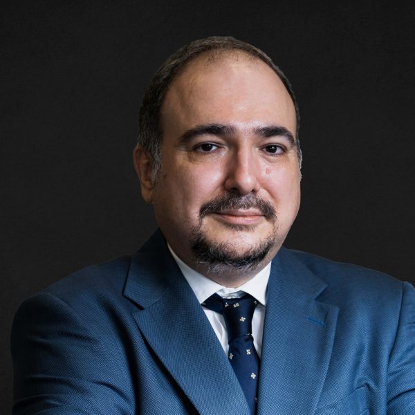 Lorenzo Cifariello: Manager esperto in ingegneria chimica e valutazioni immobiliari, con una forte enfasi sulla sostenibilità e sicurezza